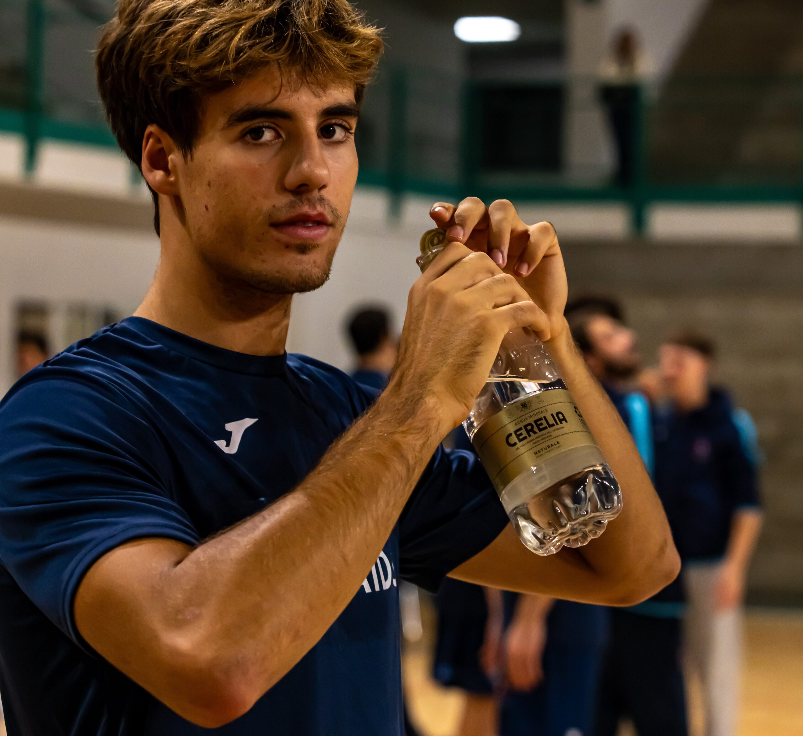 Acqua per Sportivi: Cosa Bere Prima, Durante e Dopo l’Allenamento