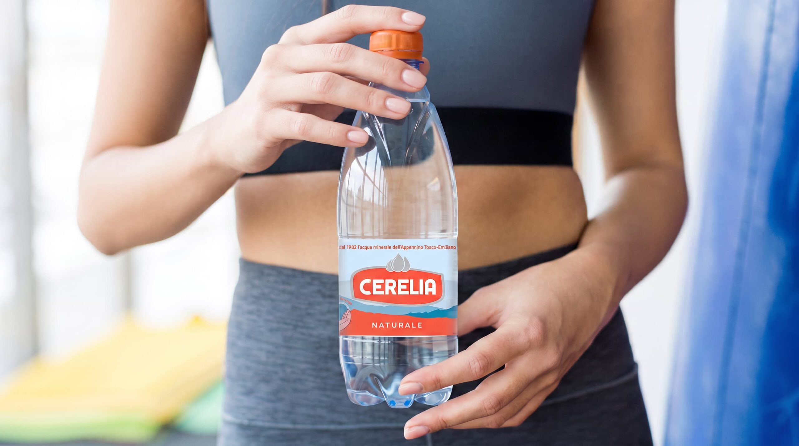 Acqua minerale e allenamento HIIT: dosi, tempistica e perché evitare gli sport drink